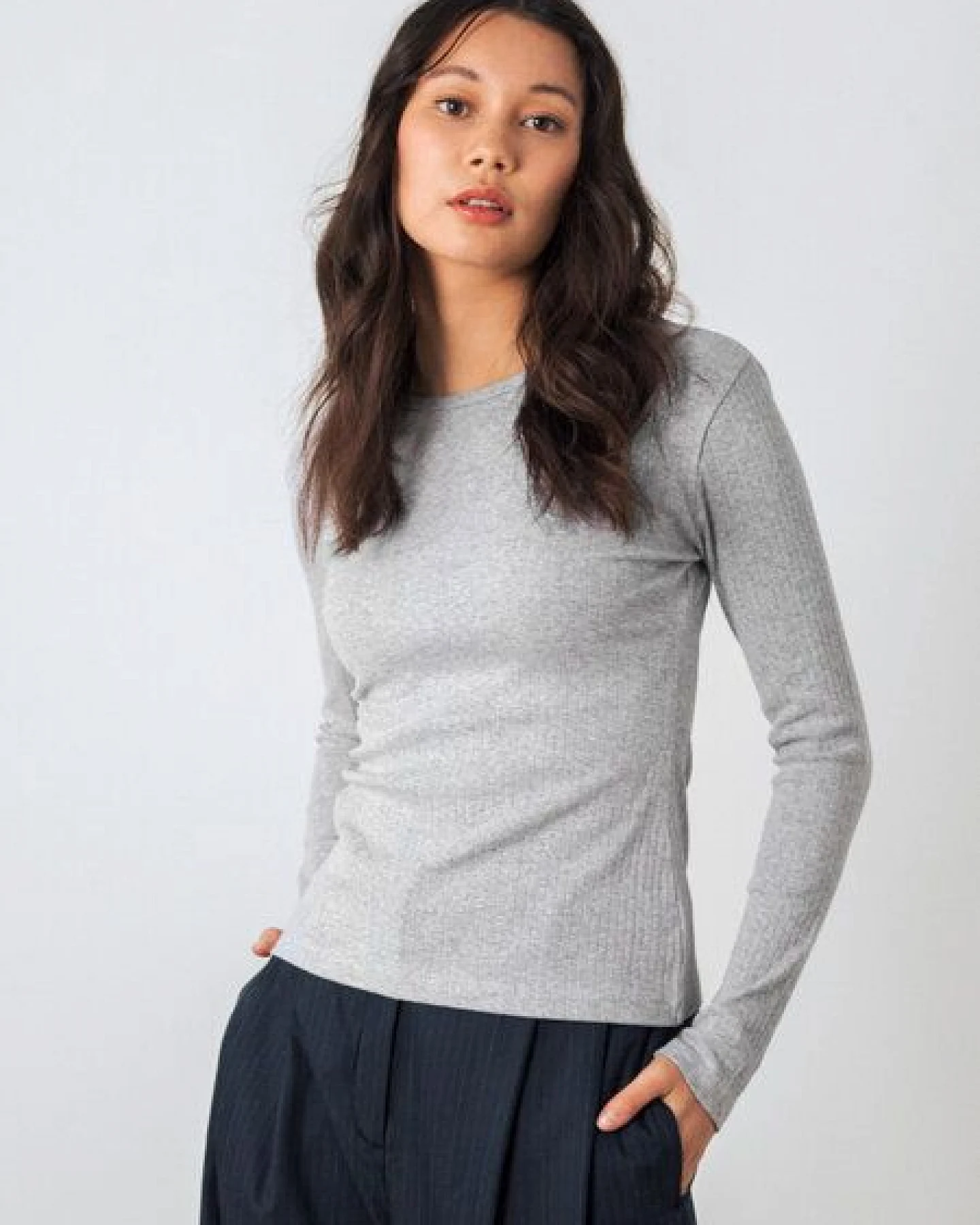 Honest Basics Damen Geripptes Langarmshirt aus Bio- und recycelter Baumwolle – Ansicht 2