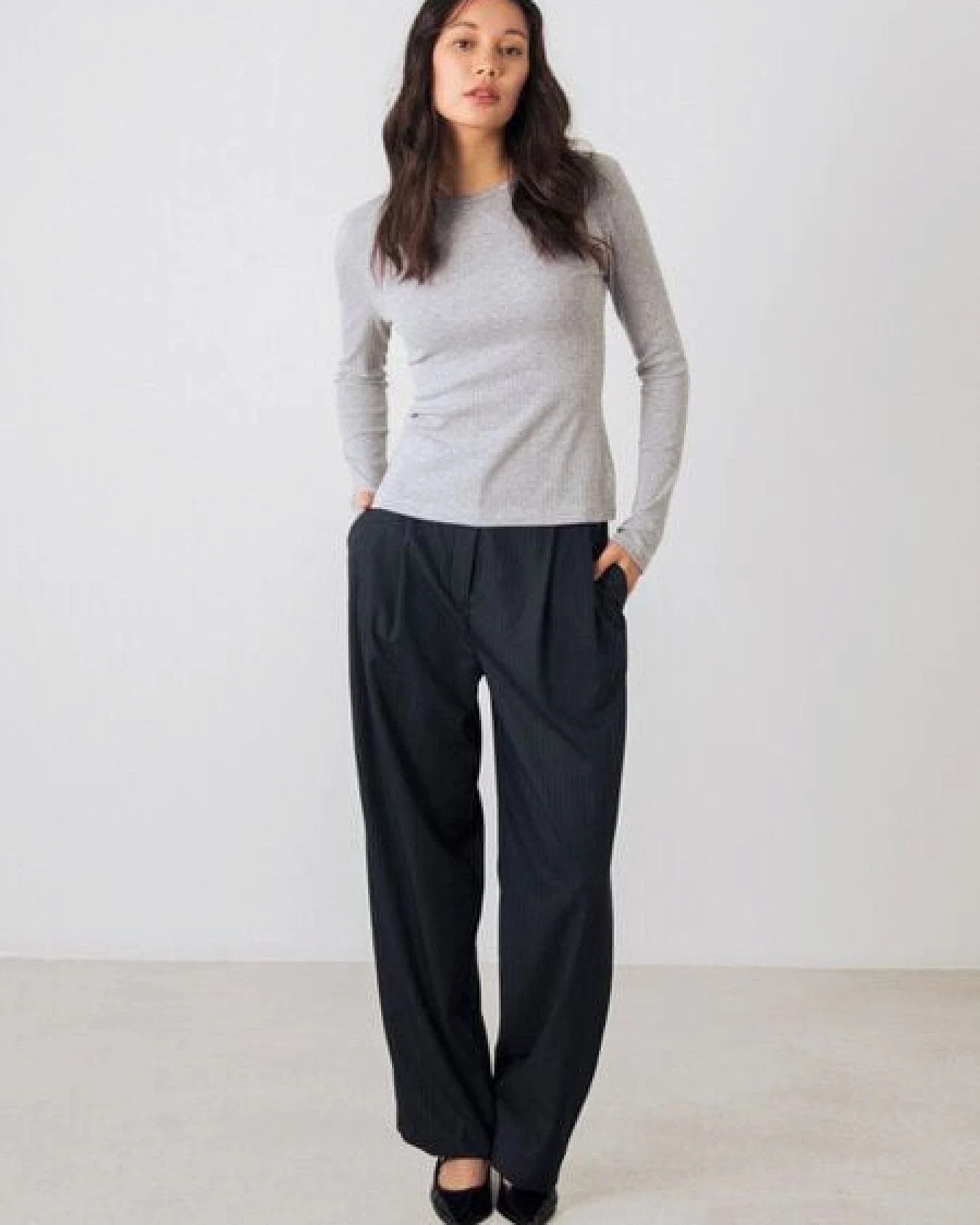 Honest Basics Damen Geripptes Langarmshirt aus Bio- und recycelter Baumwolle – Ansicht 4