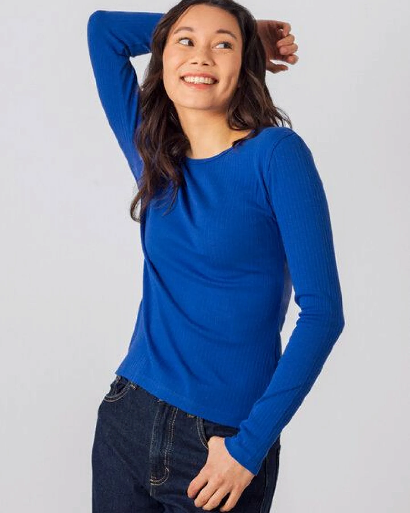 Honest Basics Damen Geripptes Langarmshirt aus Bio- und recycelter Baumwolle – Ansicht 2