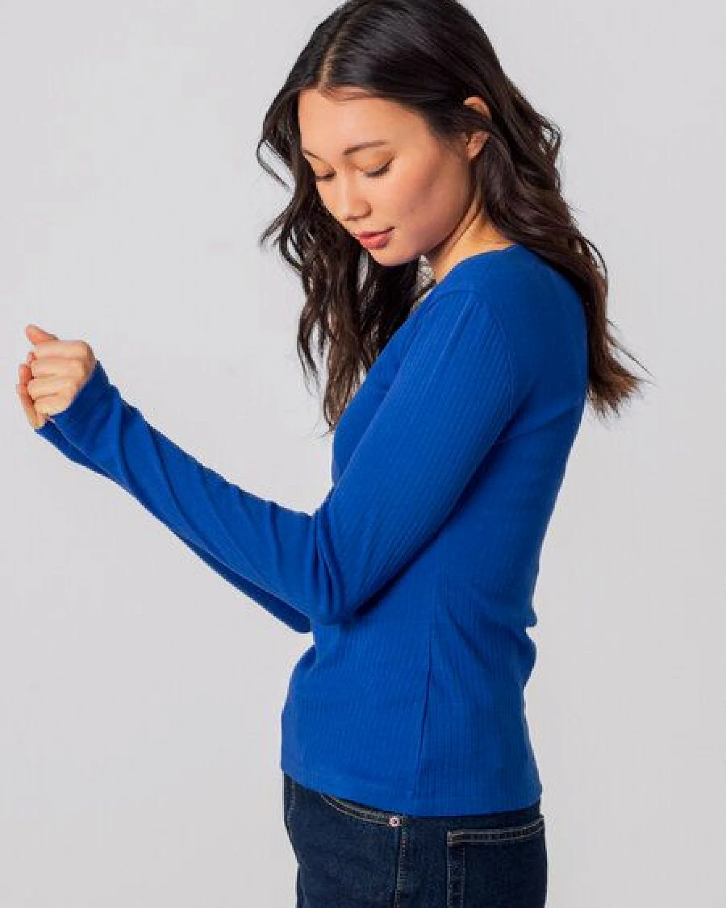 Honest Basics Damen Geripptes Langarmshirt aus Bio- und recycelter Baumwolle – Ansicht 3