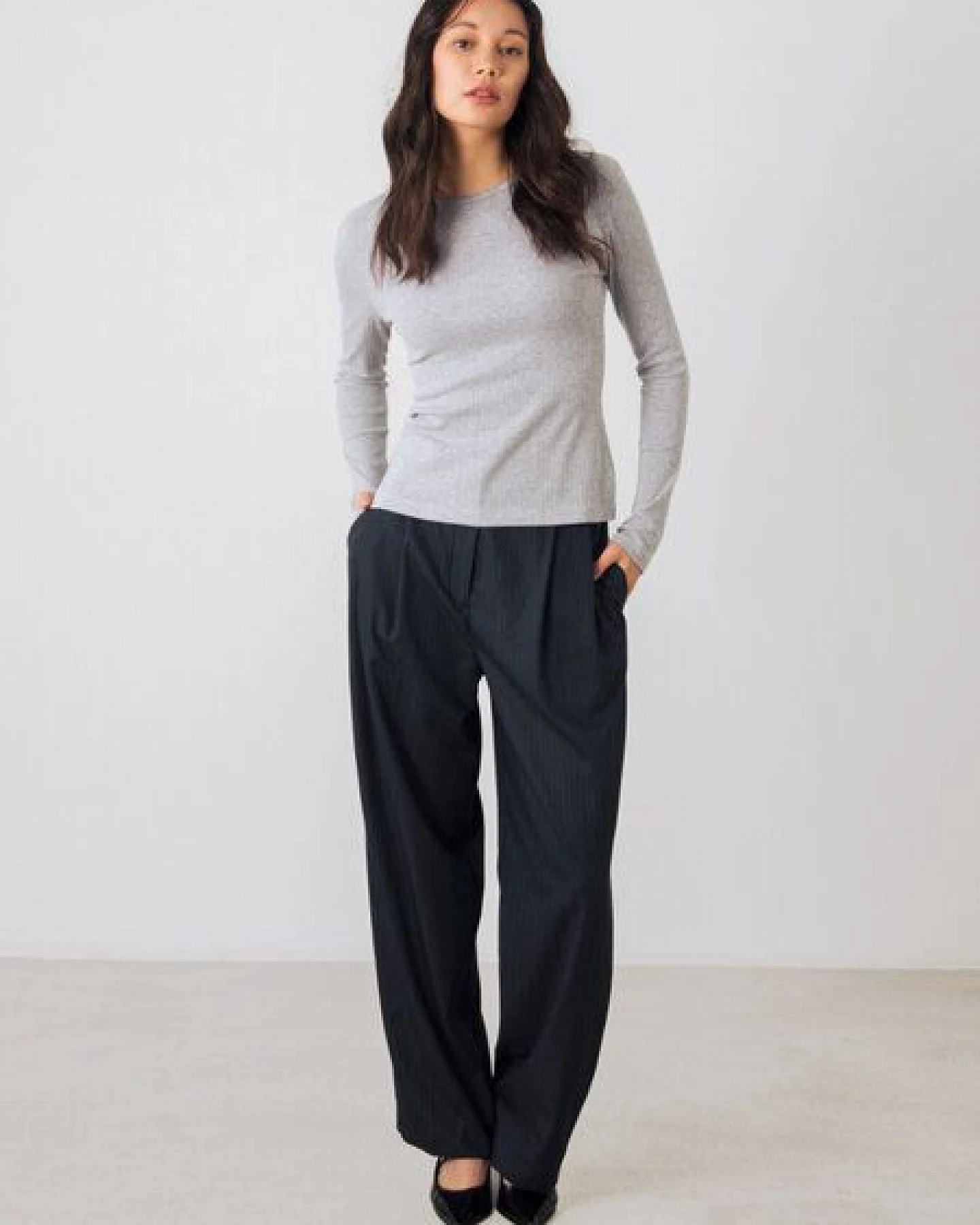 Honest Basics Damen Geripptes Langarmshirt aus Bio- und recycelter Baumwolle – Ansicht 4