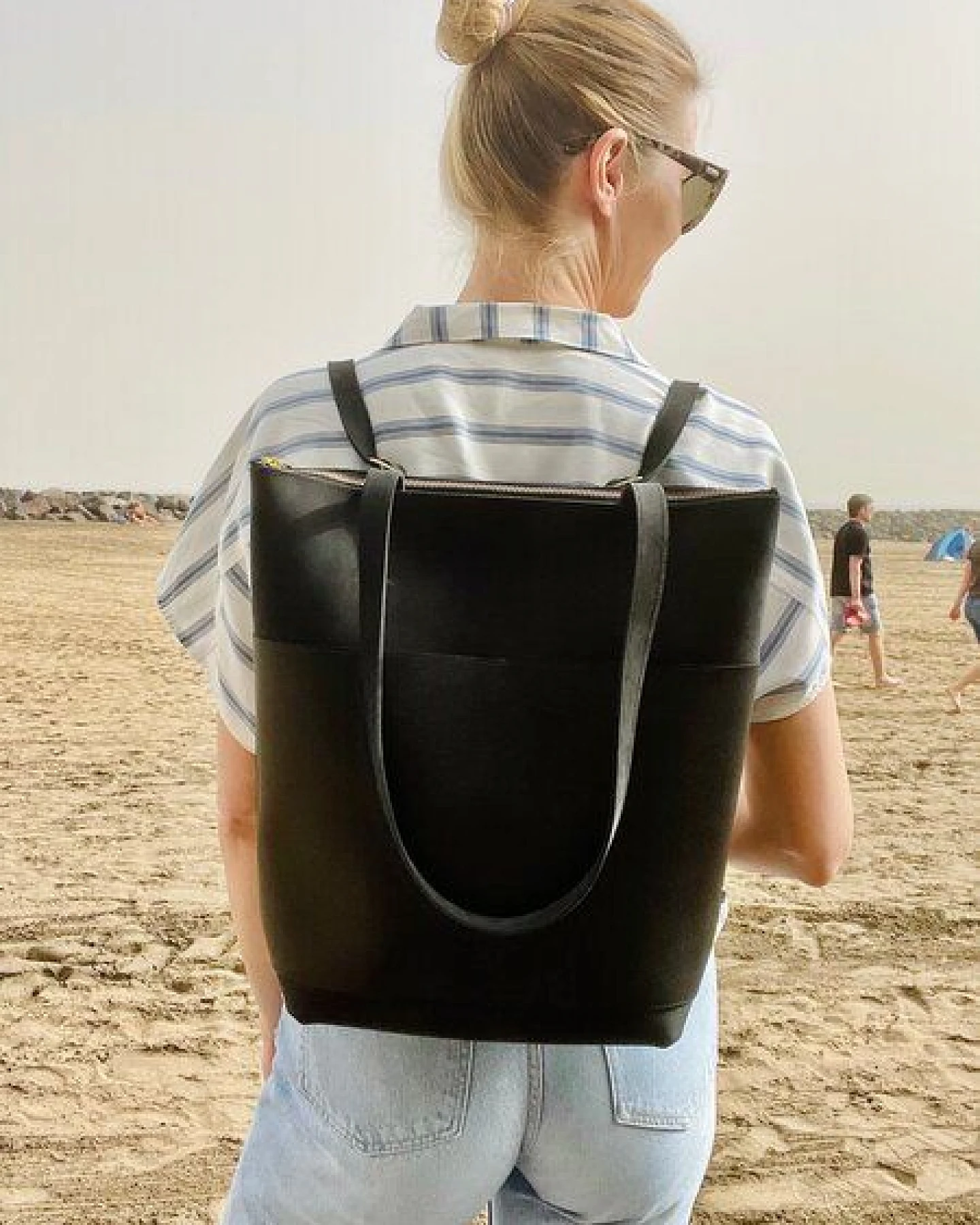 ELEKTROPULLI Quadratische Rucksacktasche QUINN aus Leder – Ansicht 3
