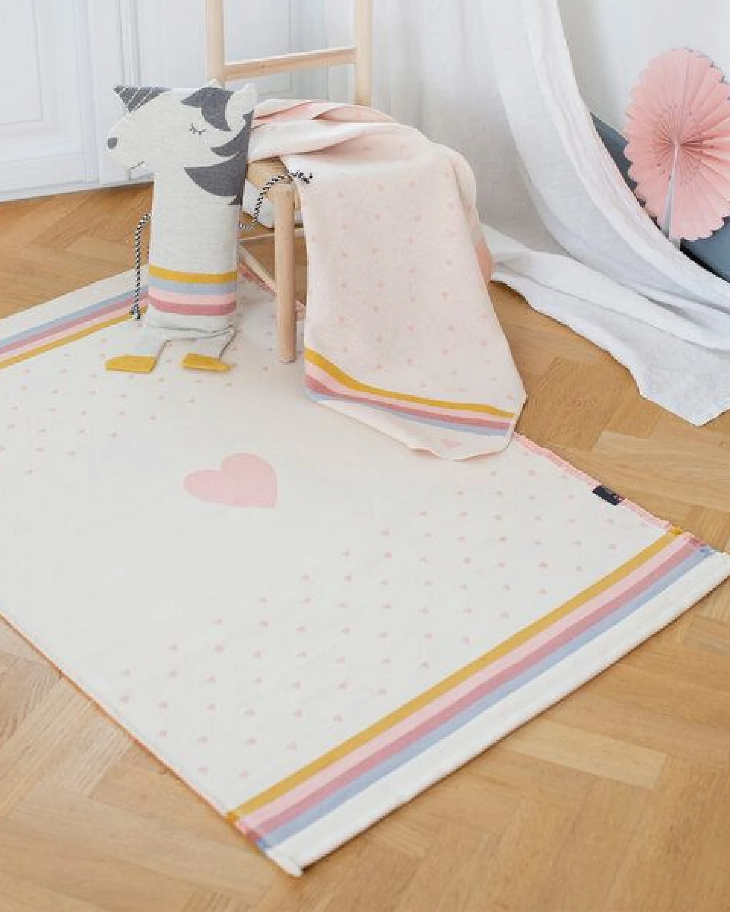 David Fussenegger Kinder Teppich Herz 70 x 120 cm aus Recycling-Baumwolle – Ansicht 2