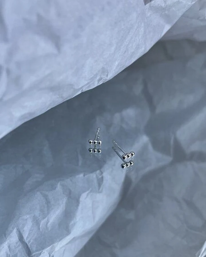 noemvri fashion label Kugelohrstecker