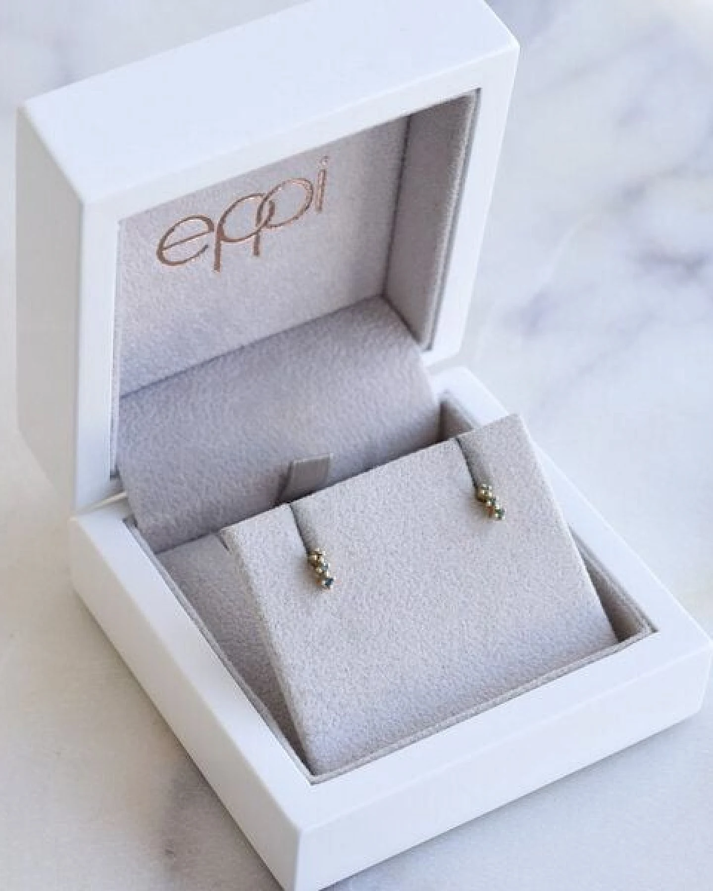 Eppi Minimalistische Ohrringe mit blauen Diamanten Linus – Ansicht 3