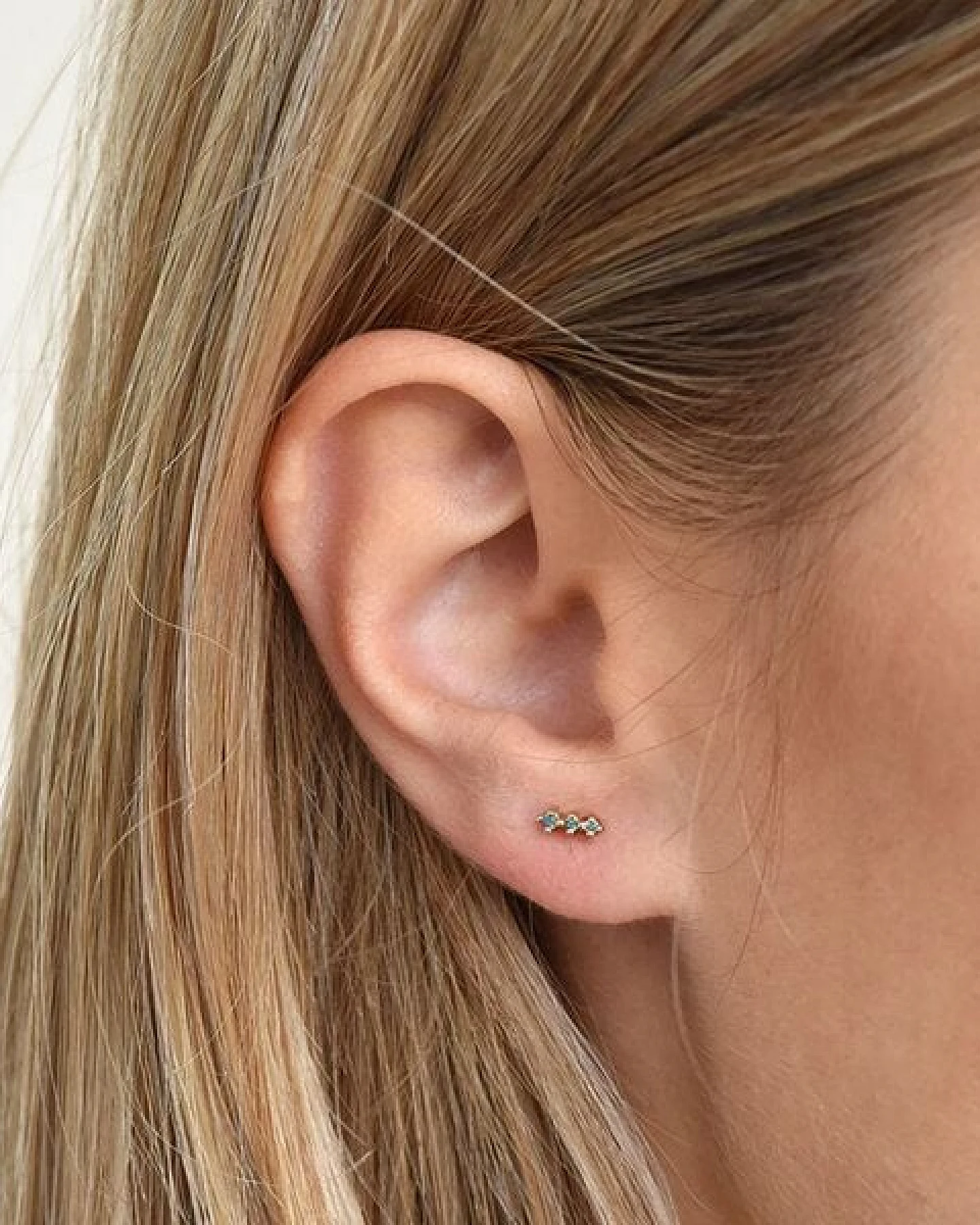 Eppi Minimalistische Ohrringe mit blauen Diamanten Linus – Ansicht 4
