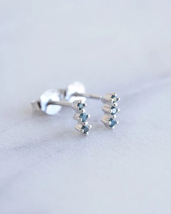 Eppi Minimalistische Ohrringe mit blauen Diamanten Linus