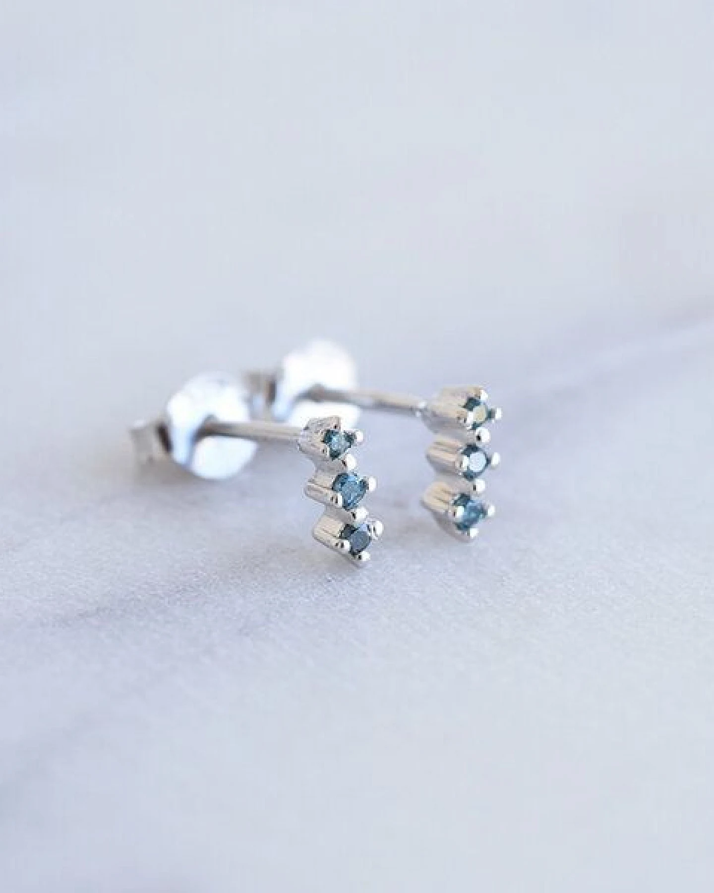 Eppi Minimalistische Ohrringe mit blauen Diamanten Linus – Ansicht 2
