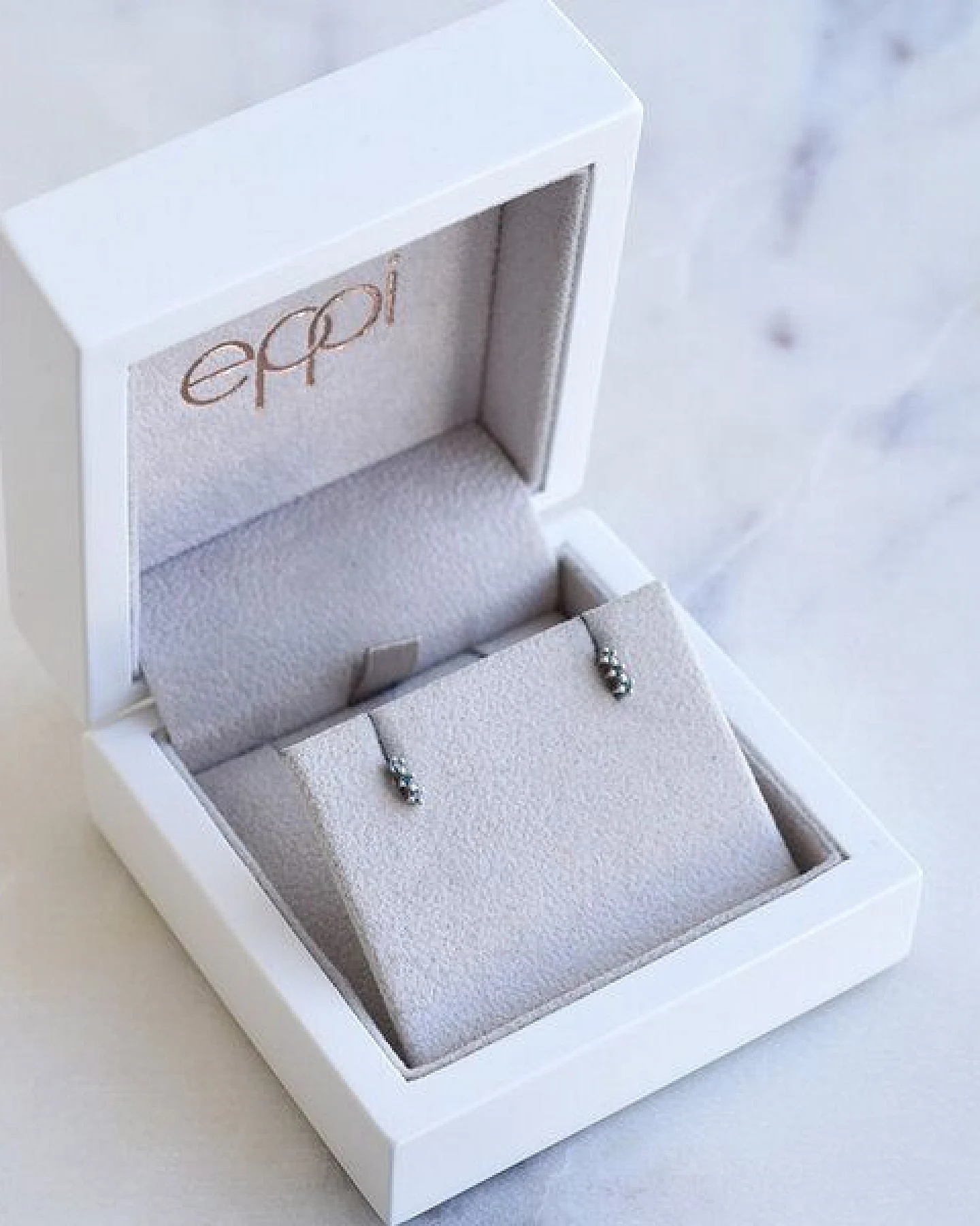 Eppi Minimalistische Ohrringe mit blauen Diamanten Linus – Ansicht 3