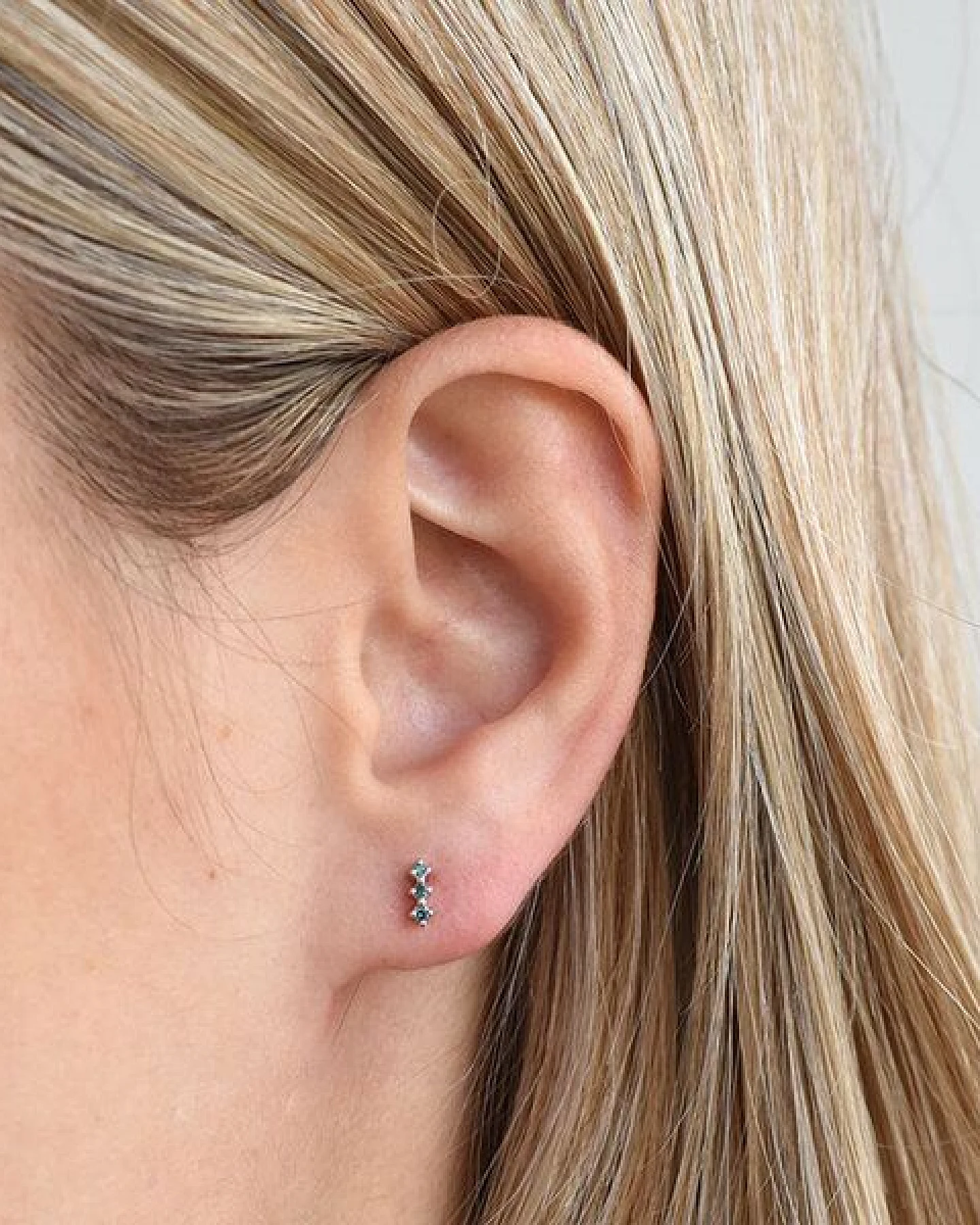 Eppi Minimalistische Ohrringe mit blauen Diamanten Linus – Ansicht 4