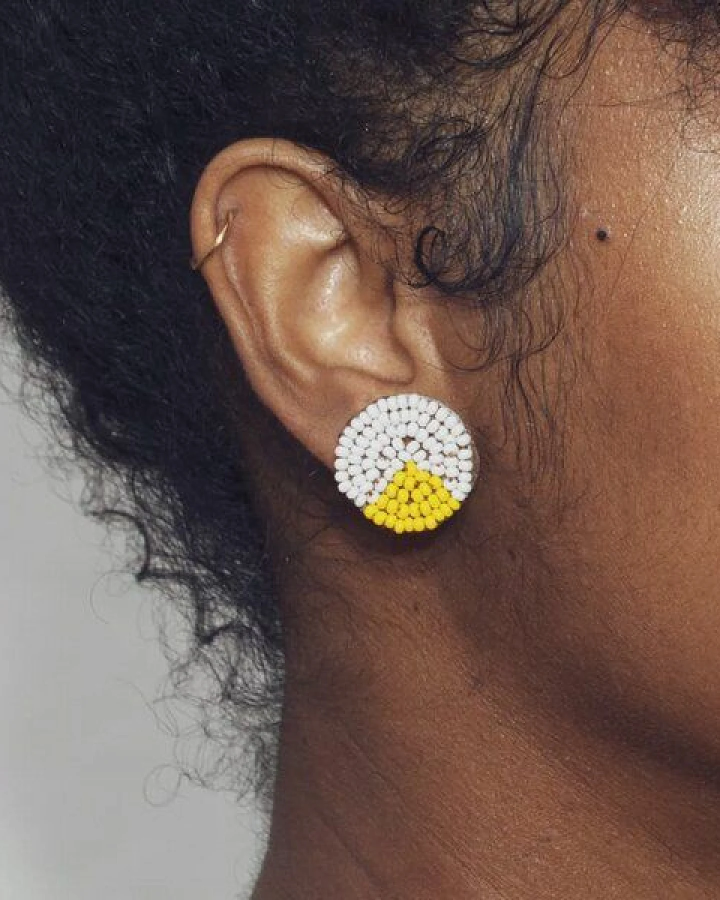 Swahili Coast Ohrstecker - CIRCLE WEDGE DOTS - Perlenohrstecker – Ansicht 2