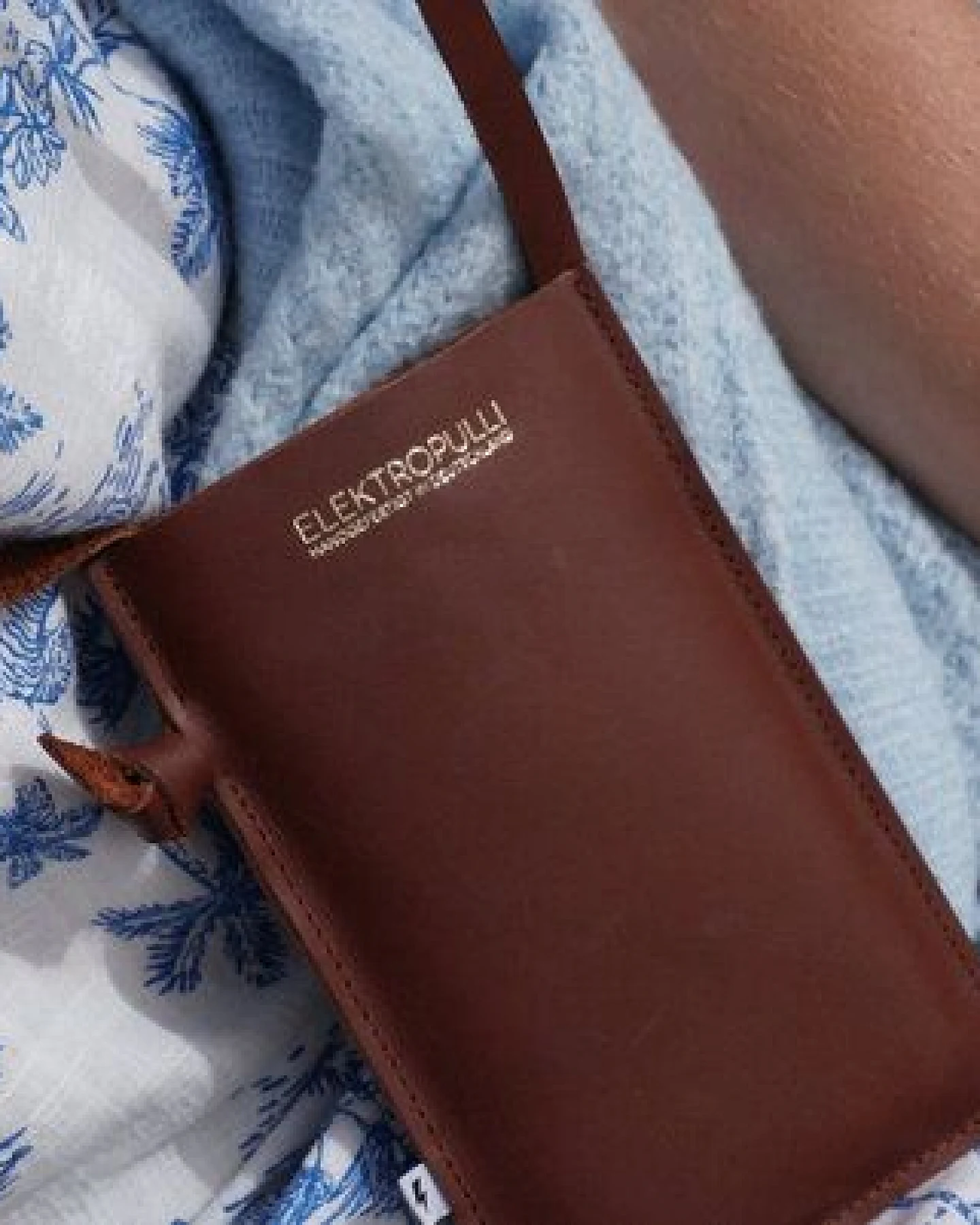 ELEKTROPULLI Handytasche KON aus Leder – Ansicht 2