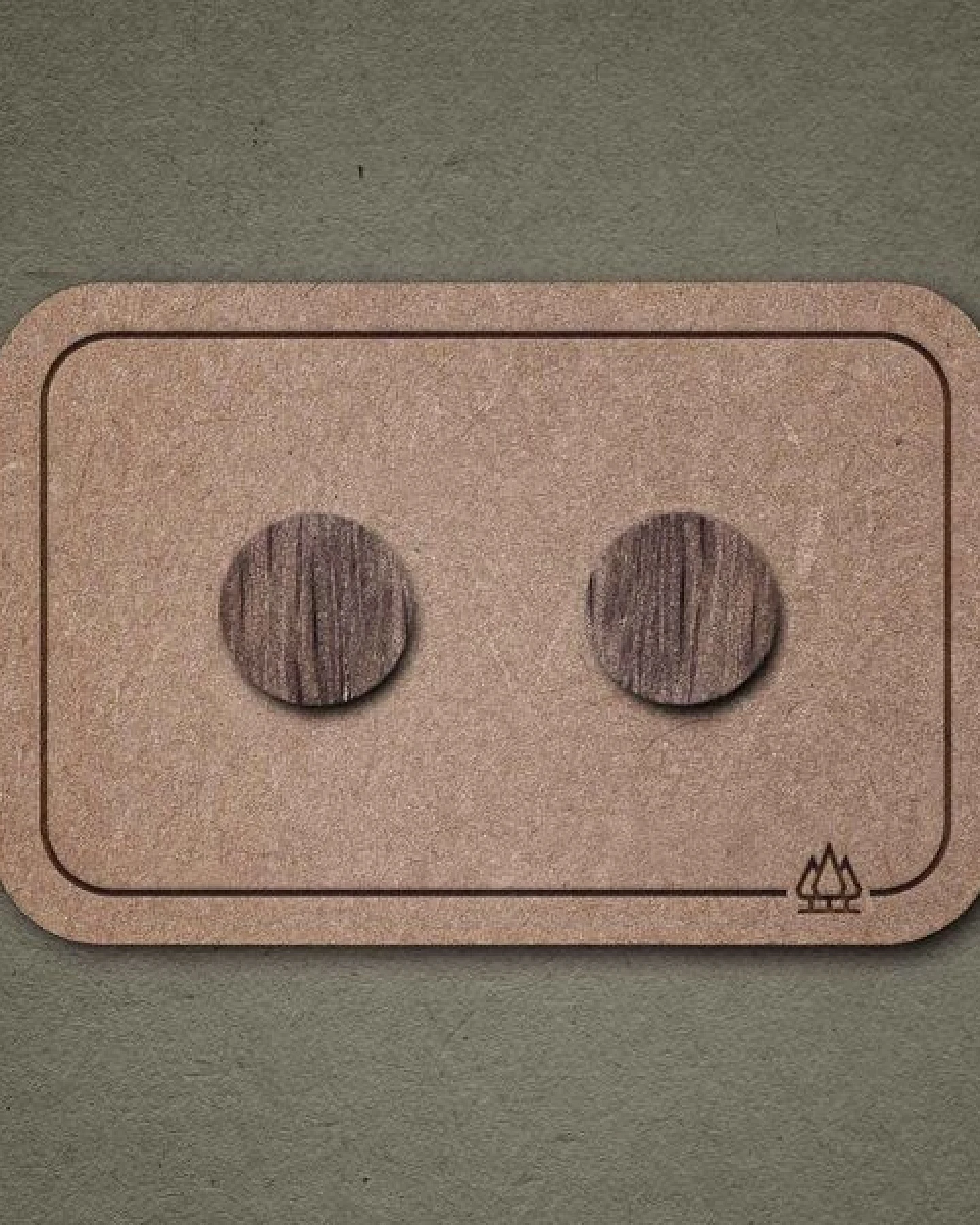 feinformart Ohrstecker / Ohrring aus Holz "Eiche geräuchert" 7mm / 9mm – Ansicht 2