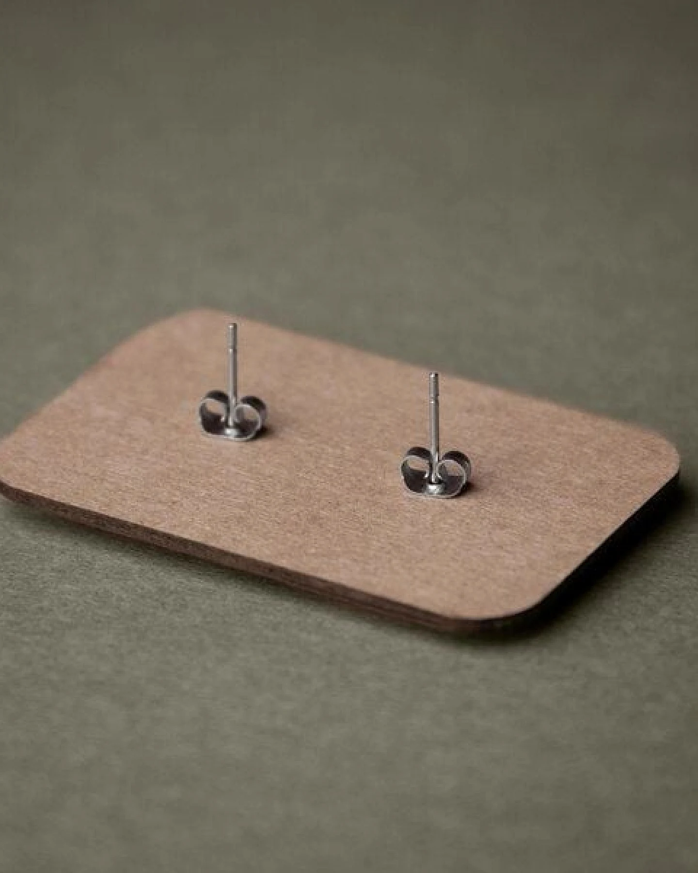 feinformart Ohrstecker / Ohrring aus Holz "Eiche geräuchert" 7mm / 9mm – Ansicht 4
