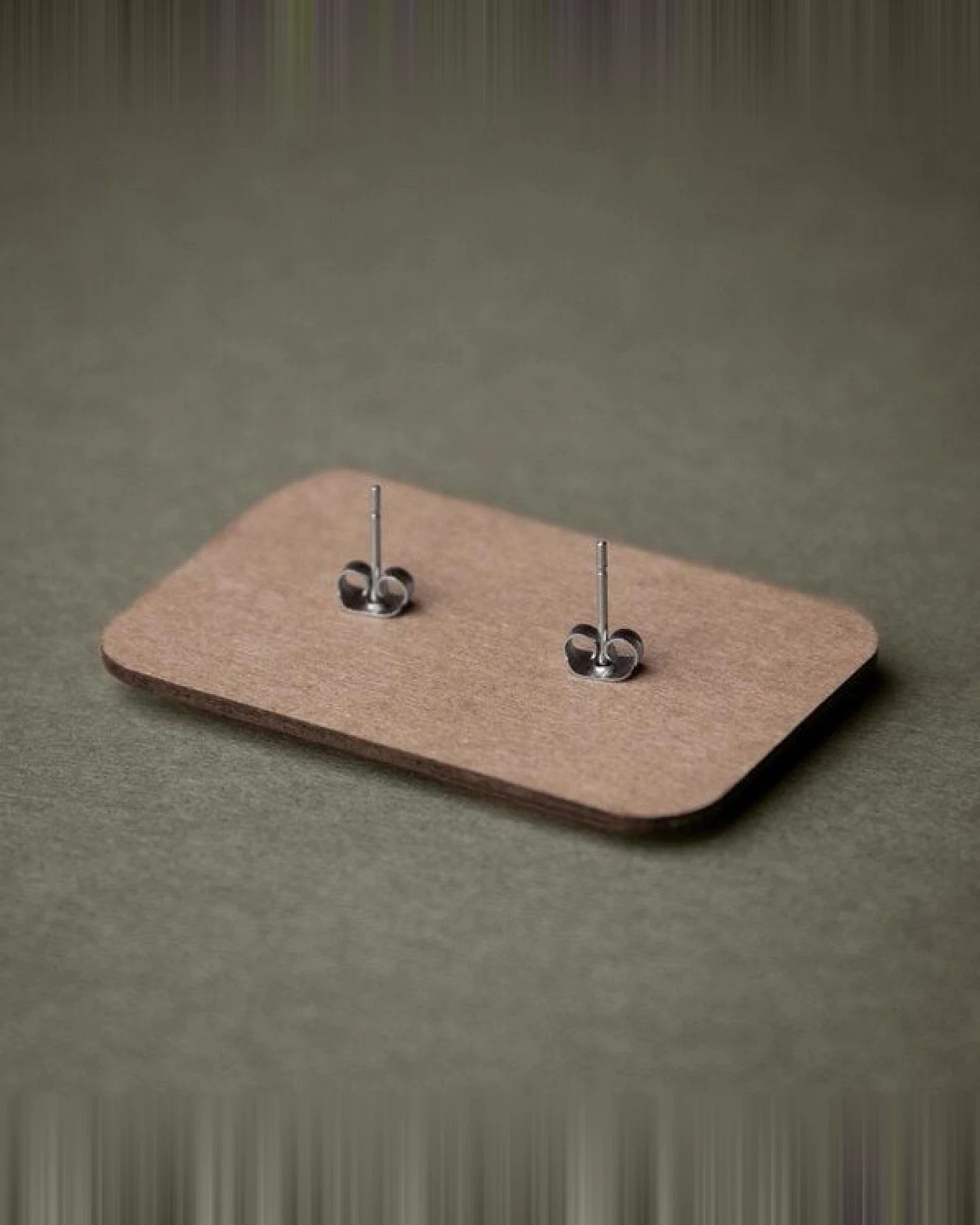 feinformart Ohrstecker / Ohrring aus Holz "Eiche geräuchert" 7mm / 9mm – Ansicht 4