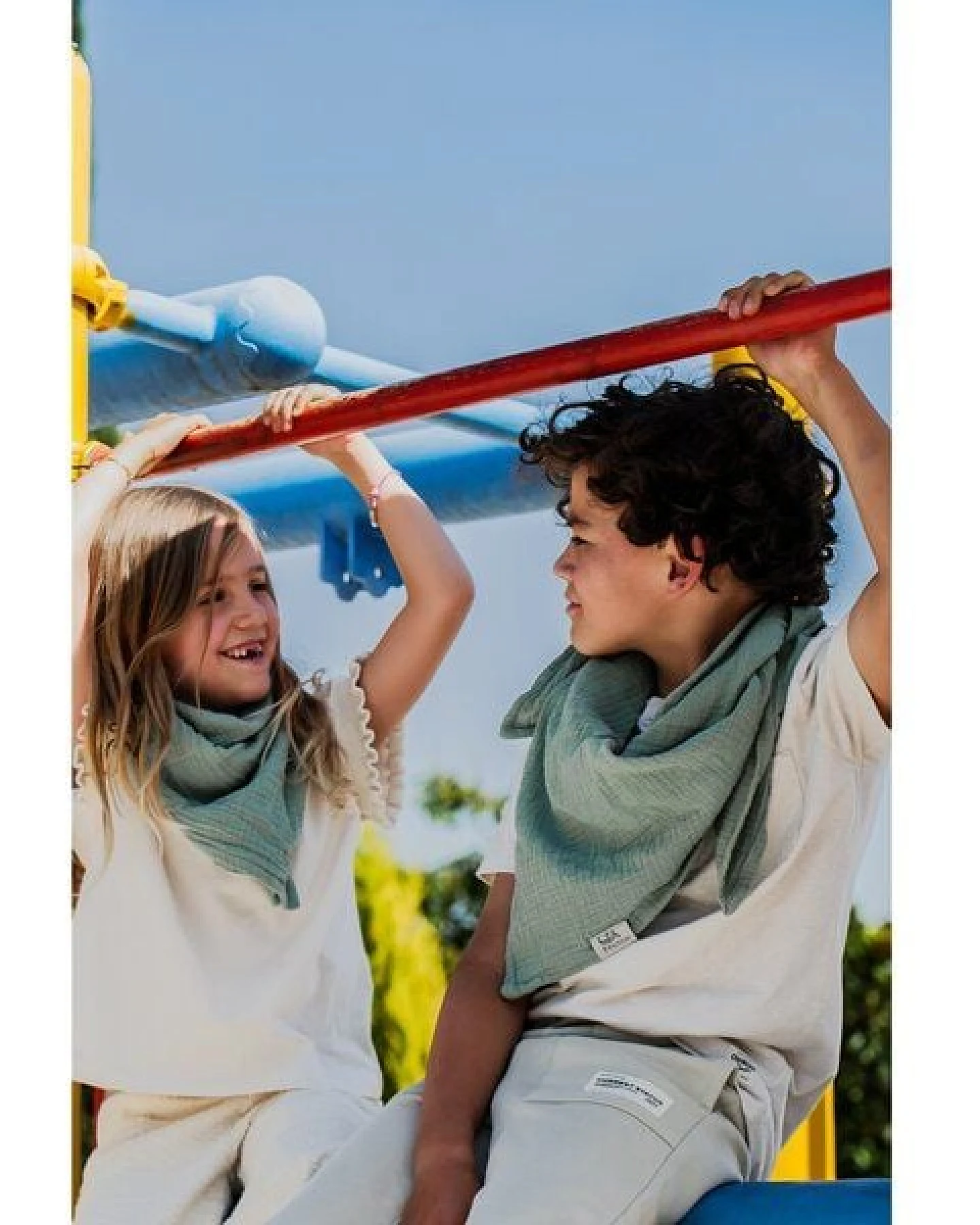 Hutch&Putch Musselin Halstuch - Schal - Dreieckstuch für Kinder (6-14 Jahre) aus 100% Bio-Baumwolle – Ansicht 3