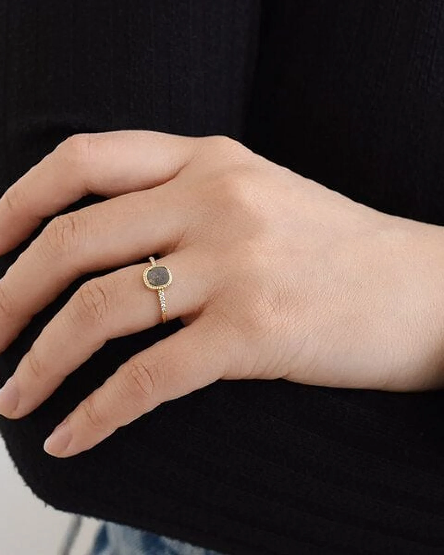Eppi Ring mit Emerald Salt and Pepper Diamanten und Diamanten Adaline – Ansicht 4