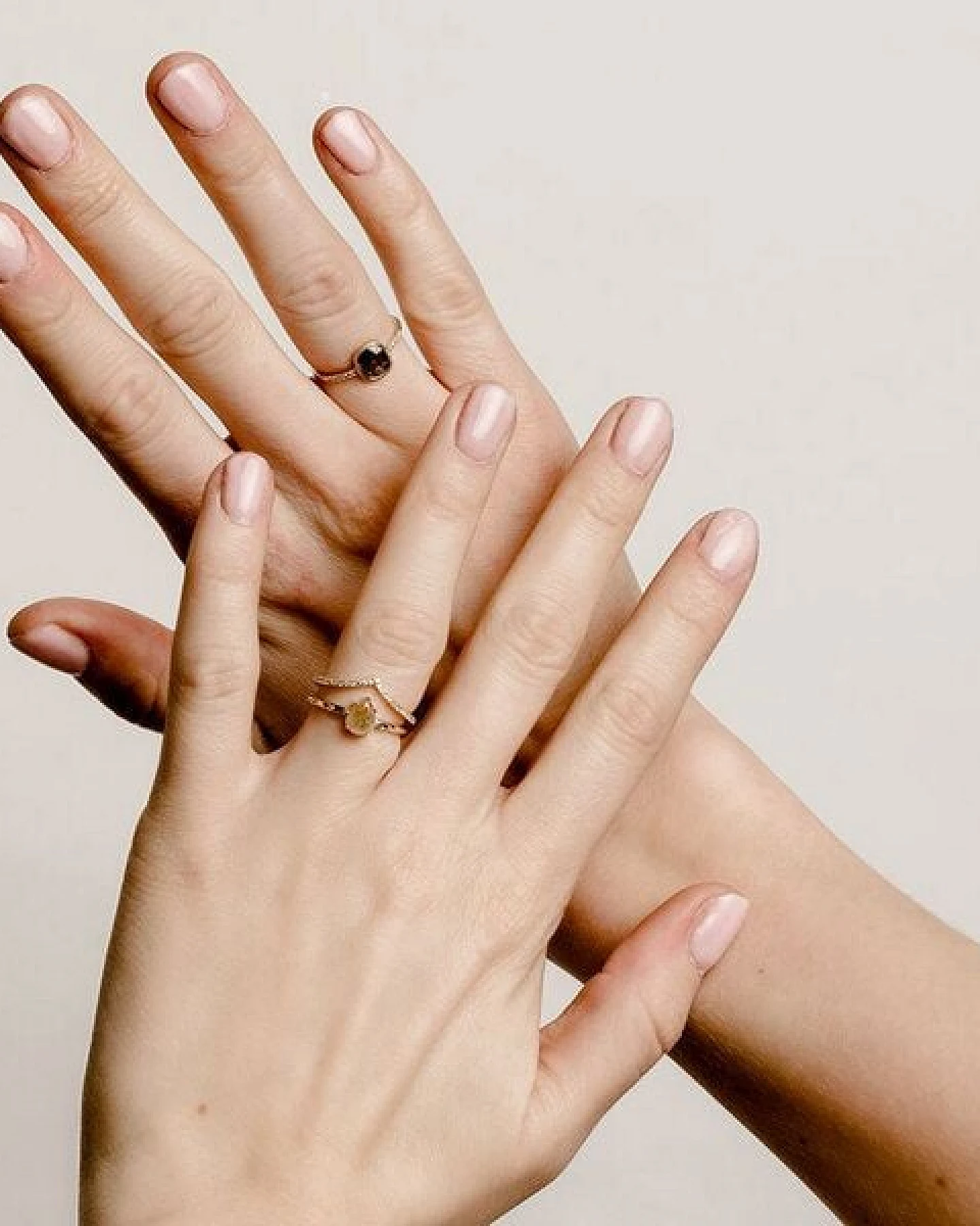 Eppi Ring mit Emerald Salt and Pepper Diamanten und Diamanten Adaline – Ansicht 2