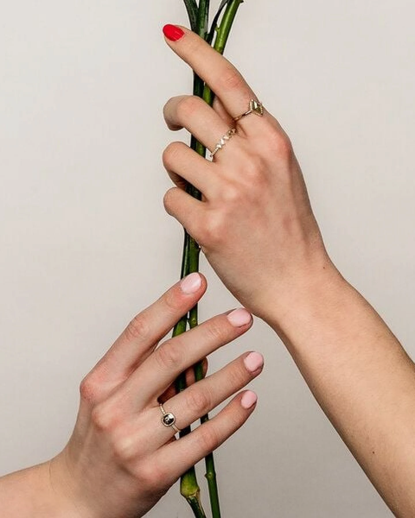 Eppi Ring mit Emerald Salt and Pepper Diamanten und Diamanten Adaline – Ansicht 3