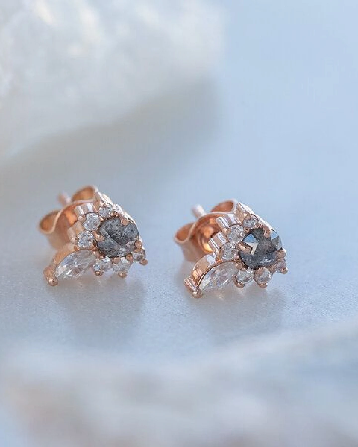 Eppi Ohrringe mit Salt and Pepper Diamanten und Moissaniten Kruno – Ansicht 2