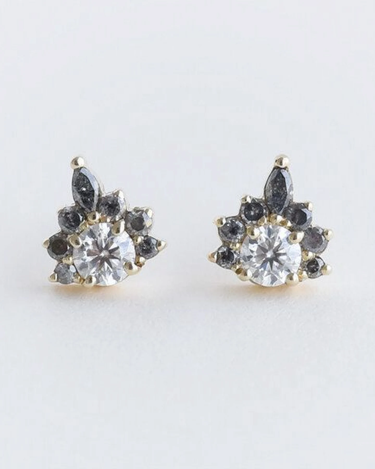 Eppi Ohrringe mit Moissaniten und Salt and Pepper Diamanten Kruno – Ansicht 2