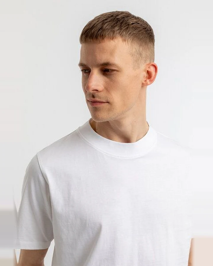 Rotholz T-Shirt mit breitem Kragen aus Bio-Baumwolle