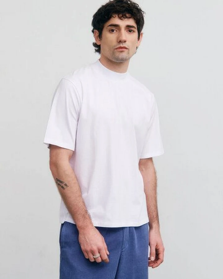 Rotholz T-Shirt mit breitem Kragen aus Bio-Baumwolle