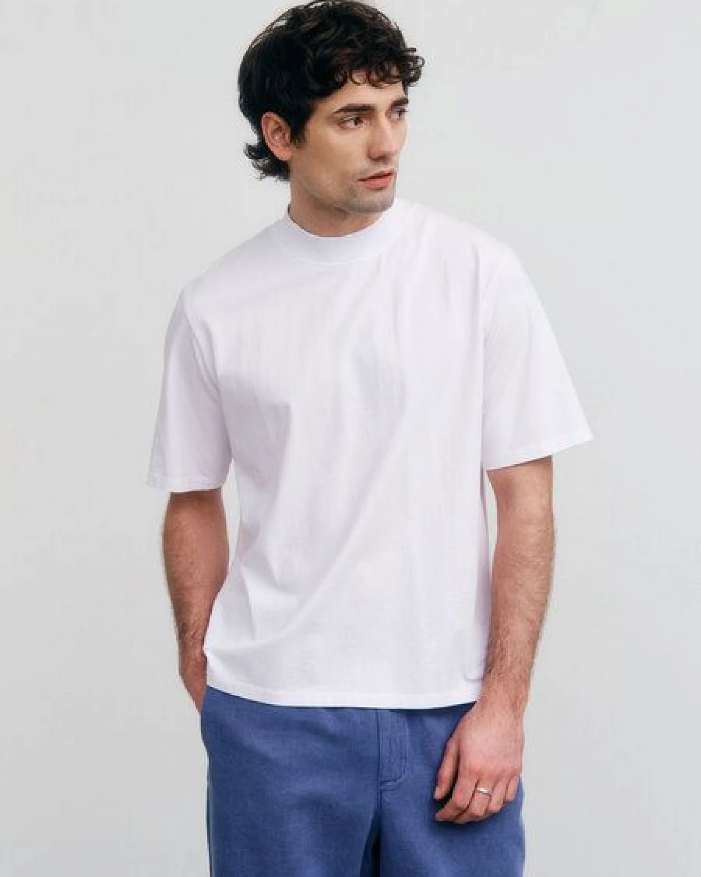 Rotholz T-Shirt mit breitem Kragen aus Bio-Baumwolle – Ansicht 2