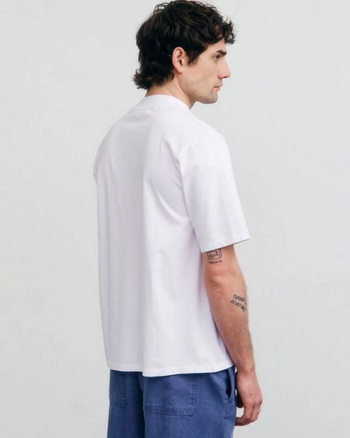 Rotholz T-Shirt mit breitem Kragen aus Bio-Baumwolle – Ansicht 3
