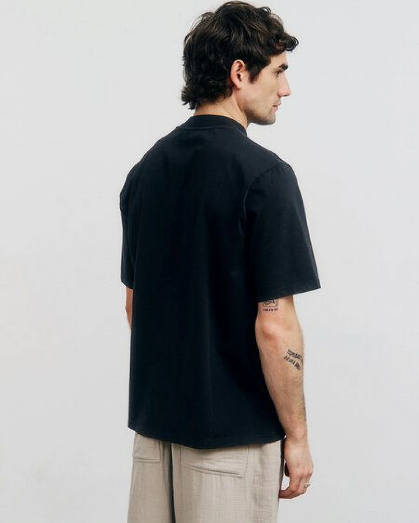 Rotholz T-Shirt mit breitem Kragen aus Bio-Baumwolle – Ansicht 2