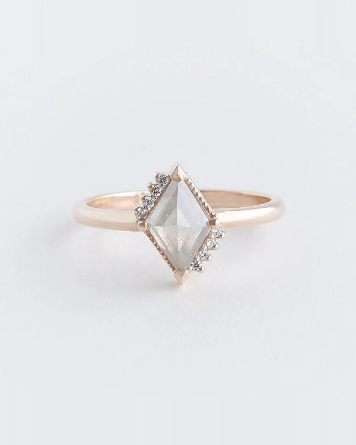 Eppi Ring mit Lozenge Salt and Pepper Diamanten und Diamanten Talley