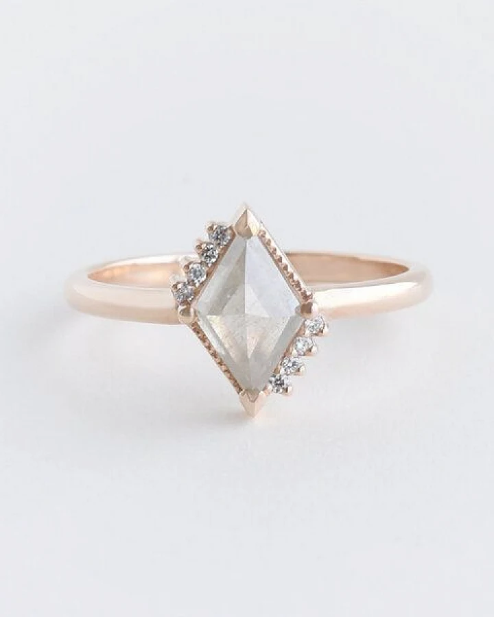 Eppi Ring mit Lozenge Salt and Pepper Diamanten und Diamanten Talley