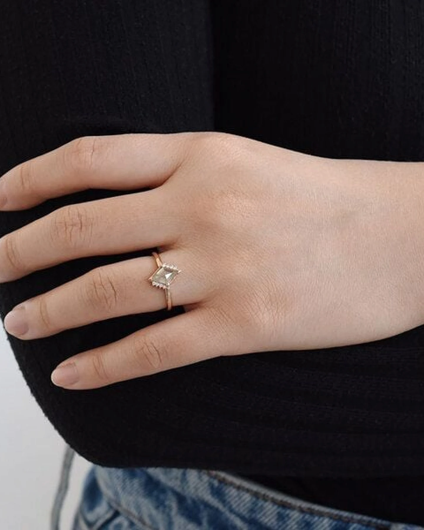 Eppi Ring mit Lozenge Salt and Pepper Diamanten und Diamanten Talley – Ansicht 4