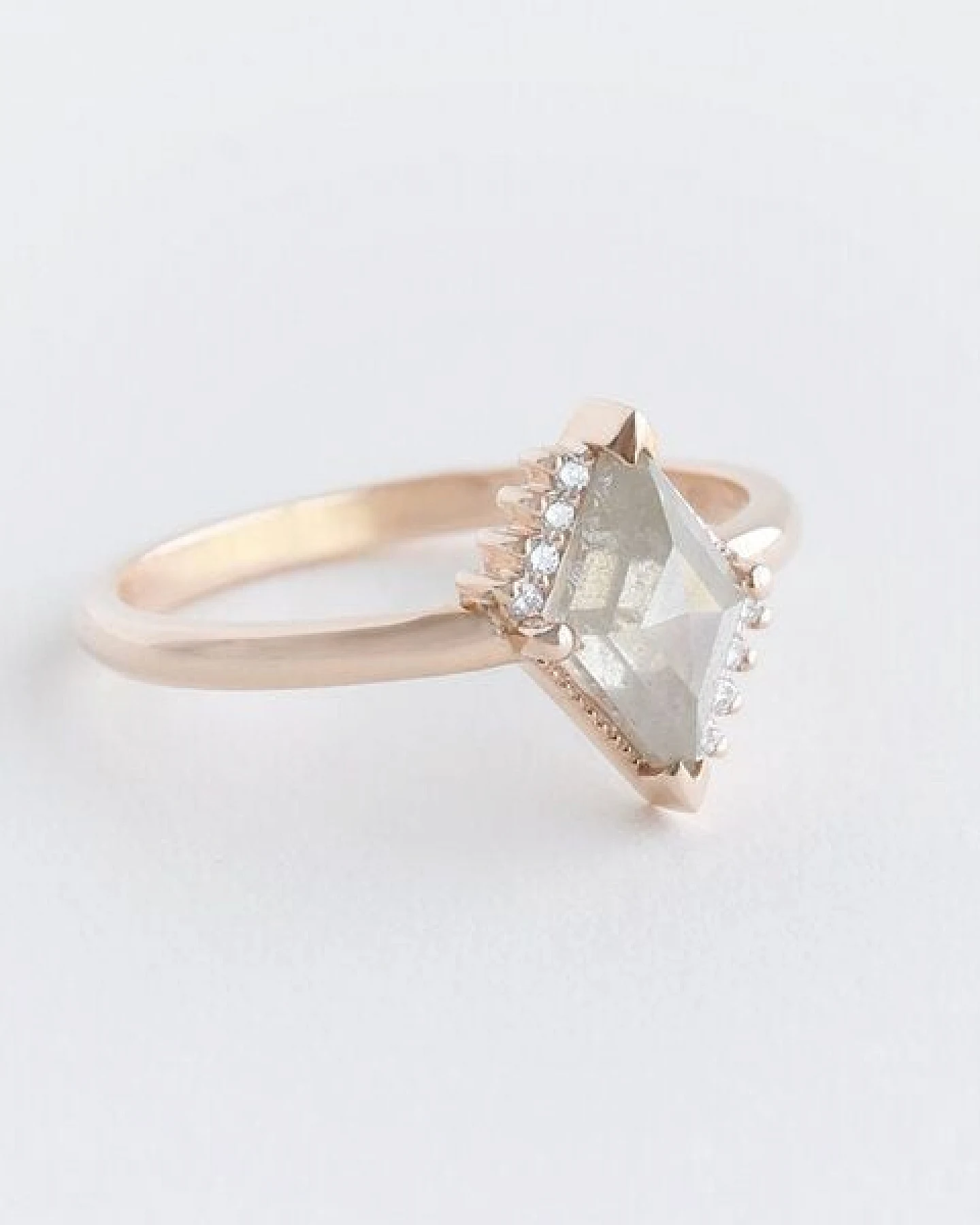 Eppi Ring mit Lozenge Salt and Pepper Diamanten und Diamanten Talley – Ansicht 3