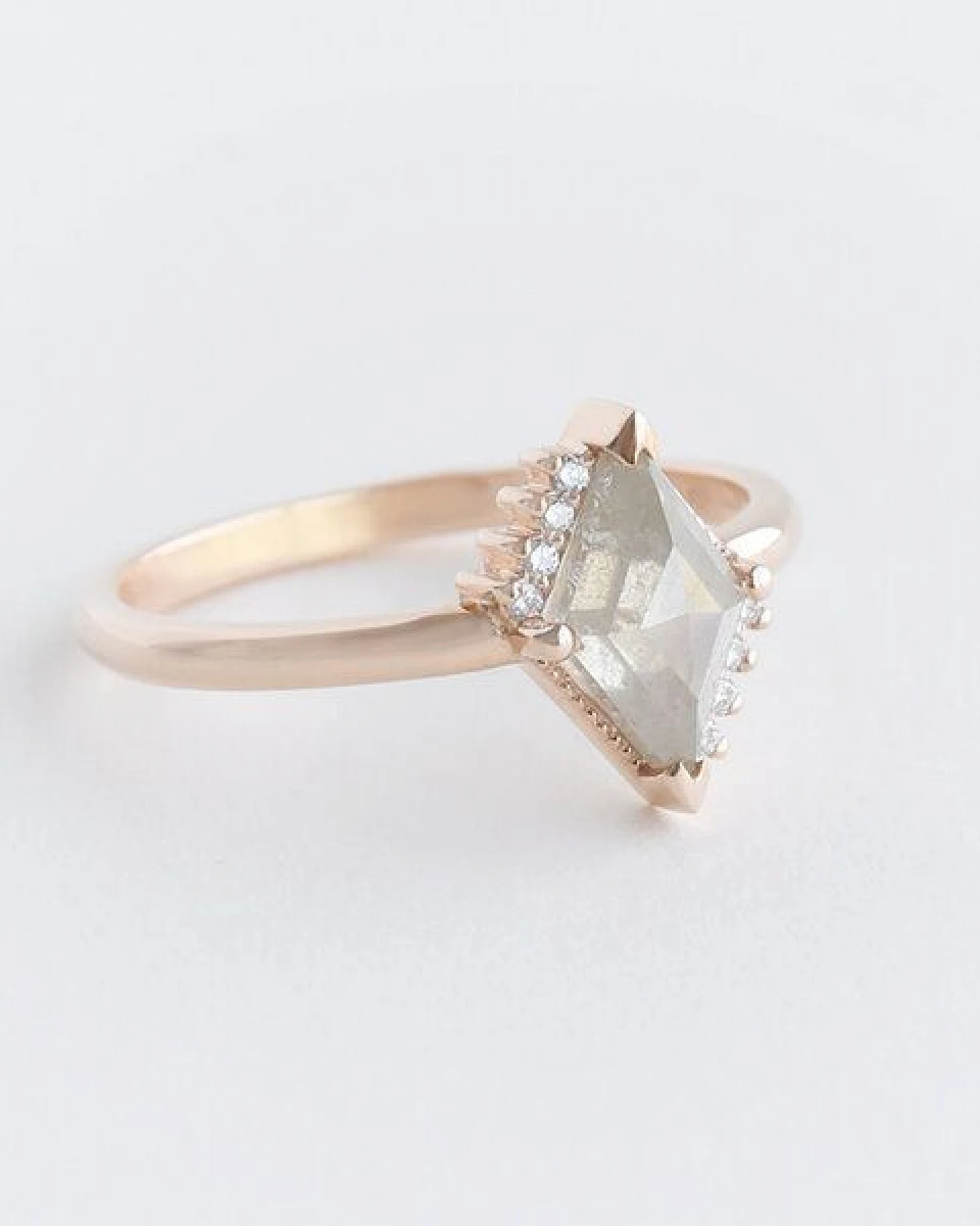 Eppi Ring mit Lozenge Salt and Pepper Diamanten und Diamanten Talley – Ansicht 3