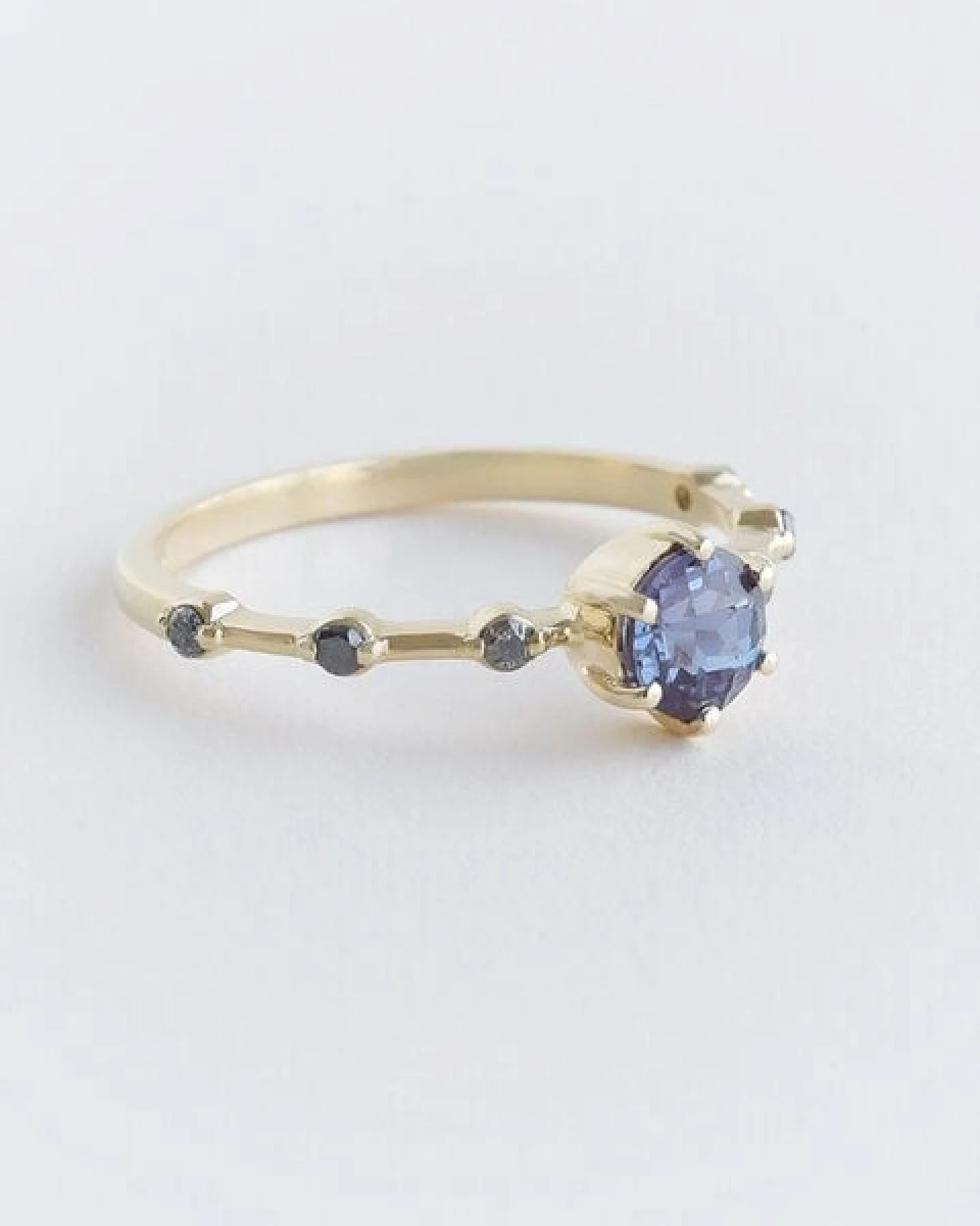 Eppi Ring mit Alexandrit und seitlichen Salt and Pepper Diamanten Imelda – Ansicht 3