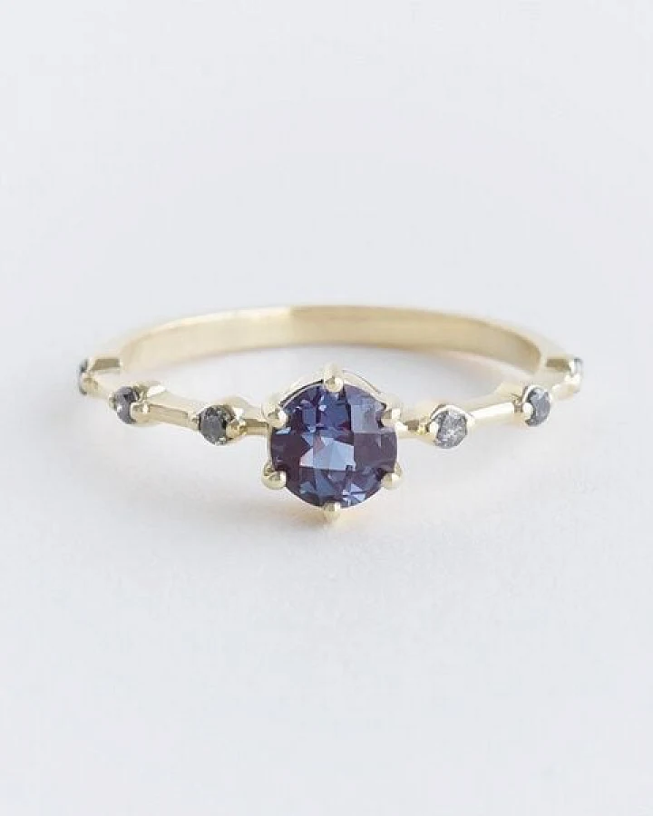 Eppi Ring mit Alexandrit und seitlichen Salt and Pepper Diamanten Imelda