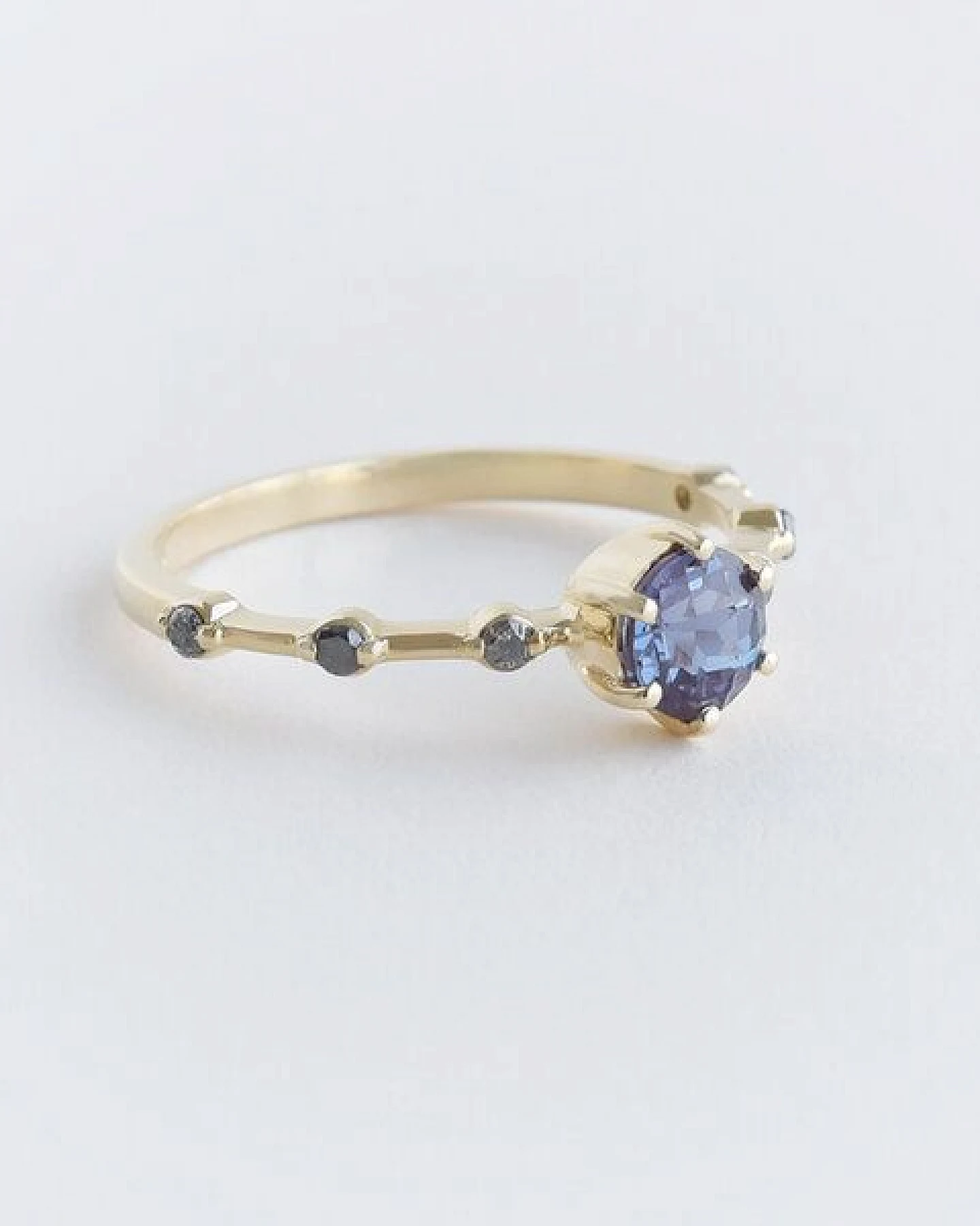 Eppi Ring mit Alexandrit und seitlichen Salt and Pepper Diamanten Imelda – Ansicht 3