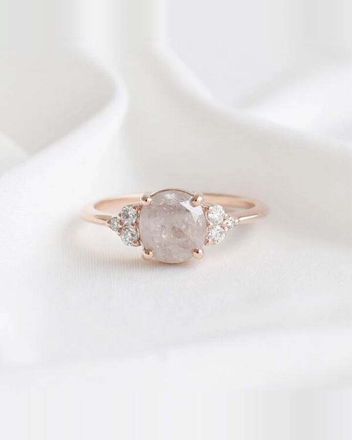 Eppi Goldener Ring mit einem Salt and Pepper Diamanten Agathe