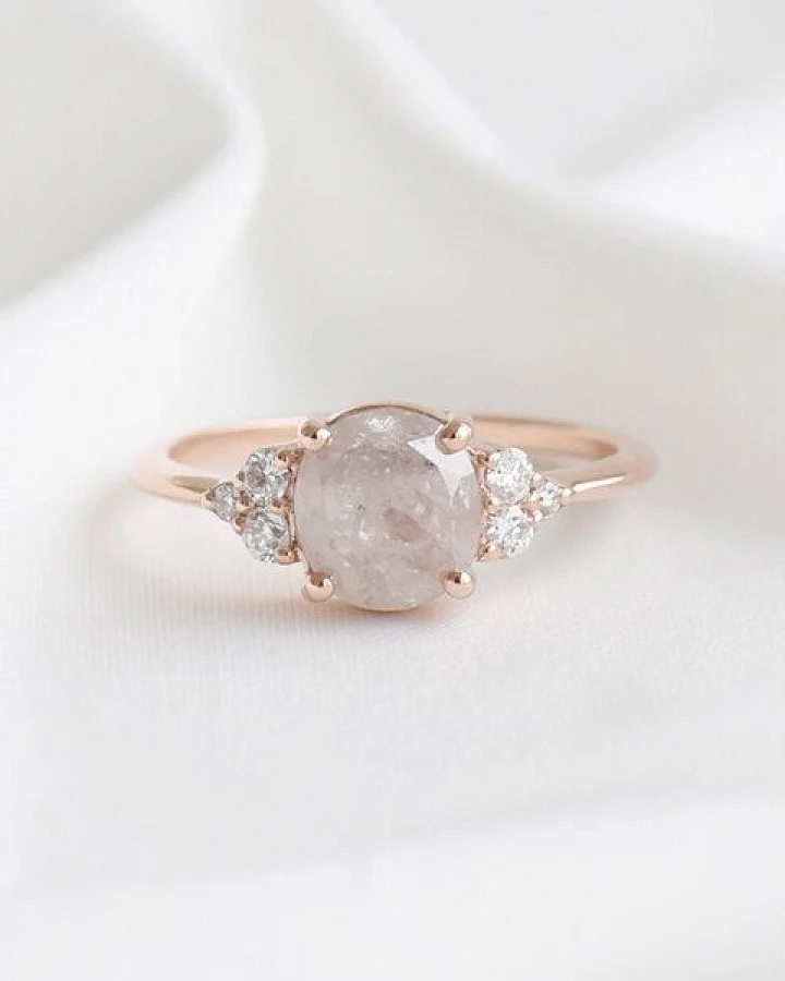 Eppi Goldener Ring mit einem Salt and Pepper Diamanten Agathe