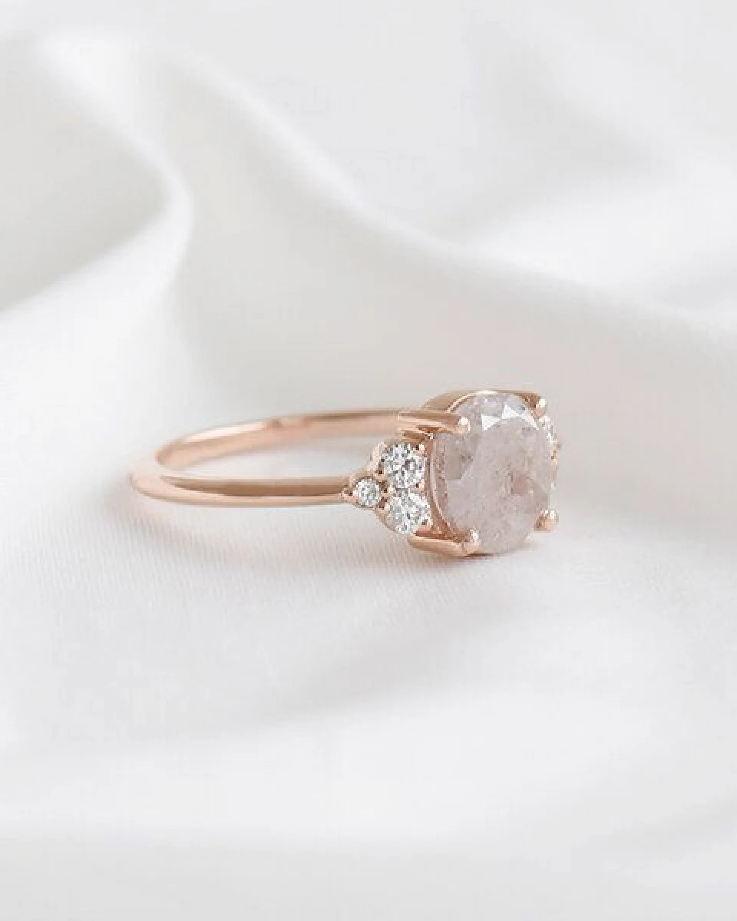 Eppi Goldener Ring mit einem Salt and Pepper Diamanten Agathe – Ansicht 2