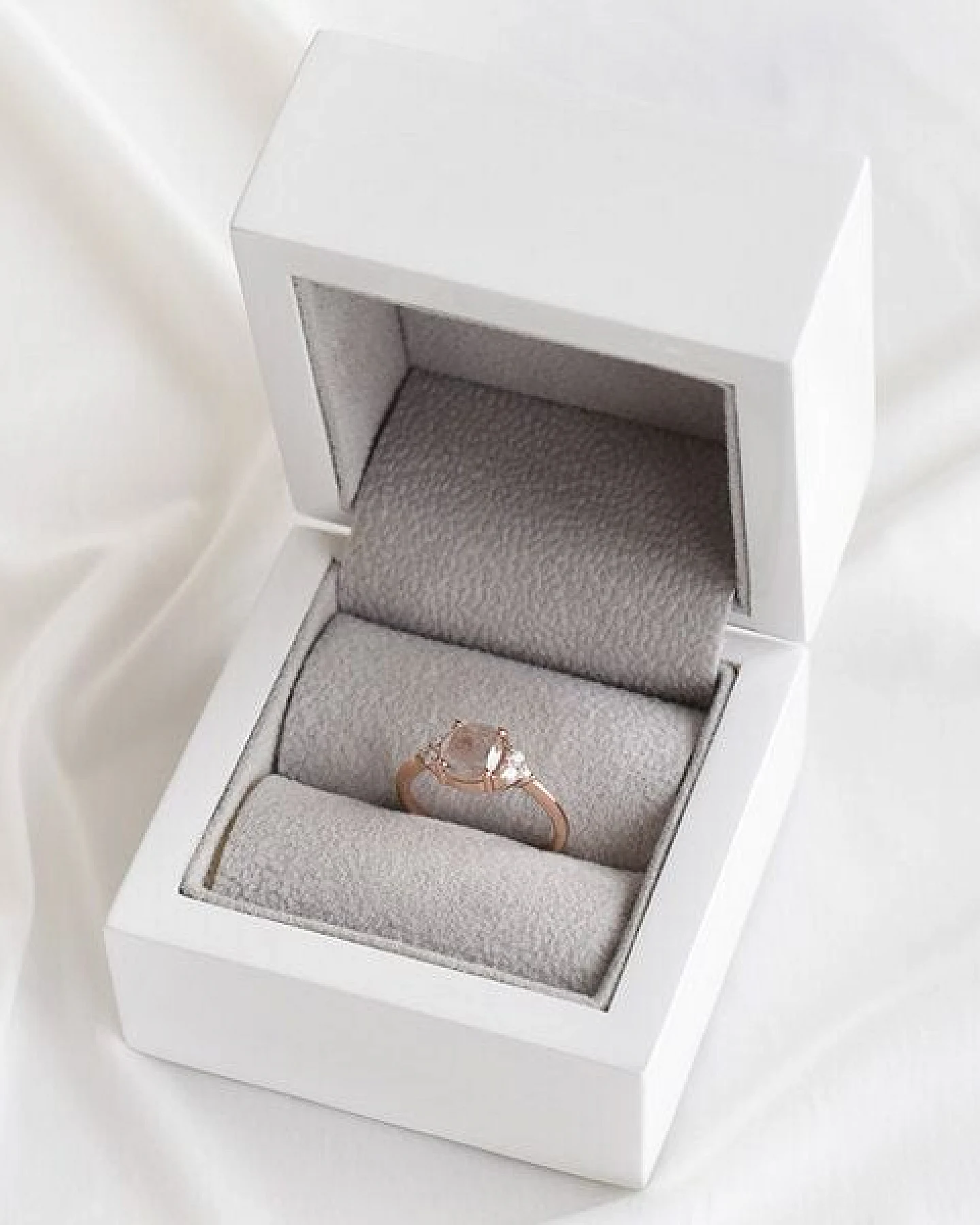 Eppi Goldener Ring mit einem Salt and Pepper Diamanten Agathe – Ansicht 3