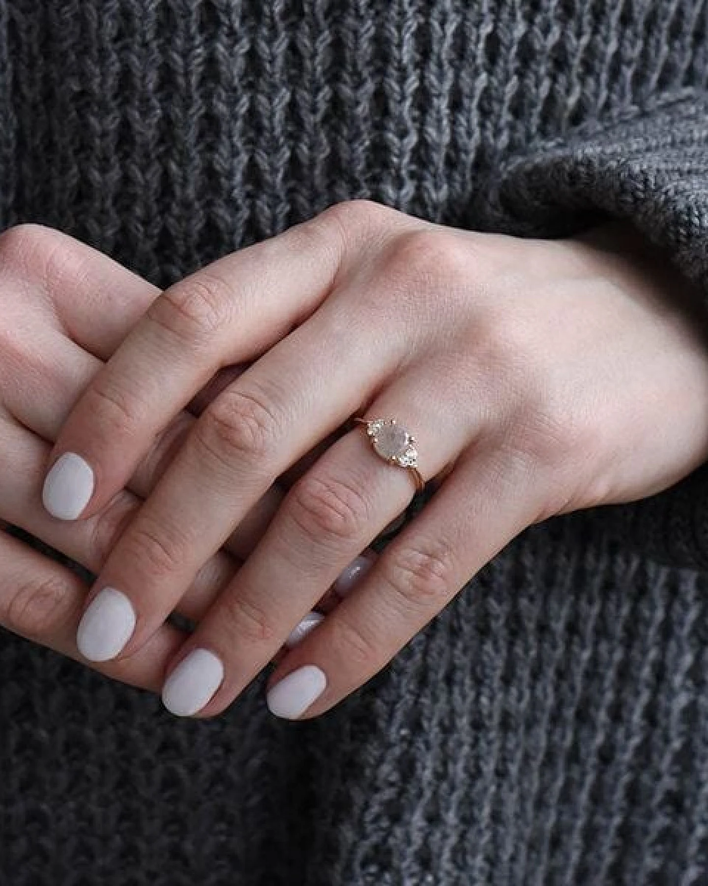 Eppi Goldener Ring mit einem Salt and Pepper Diamanten Agathe – Ansicht 4