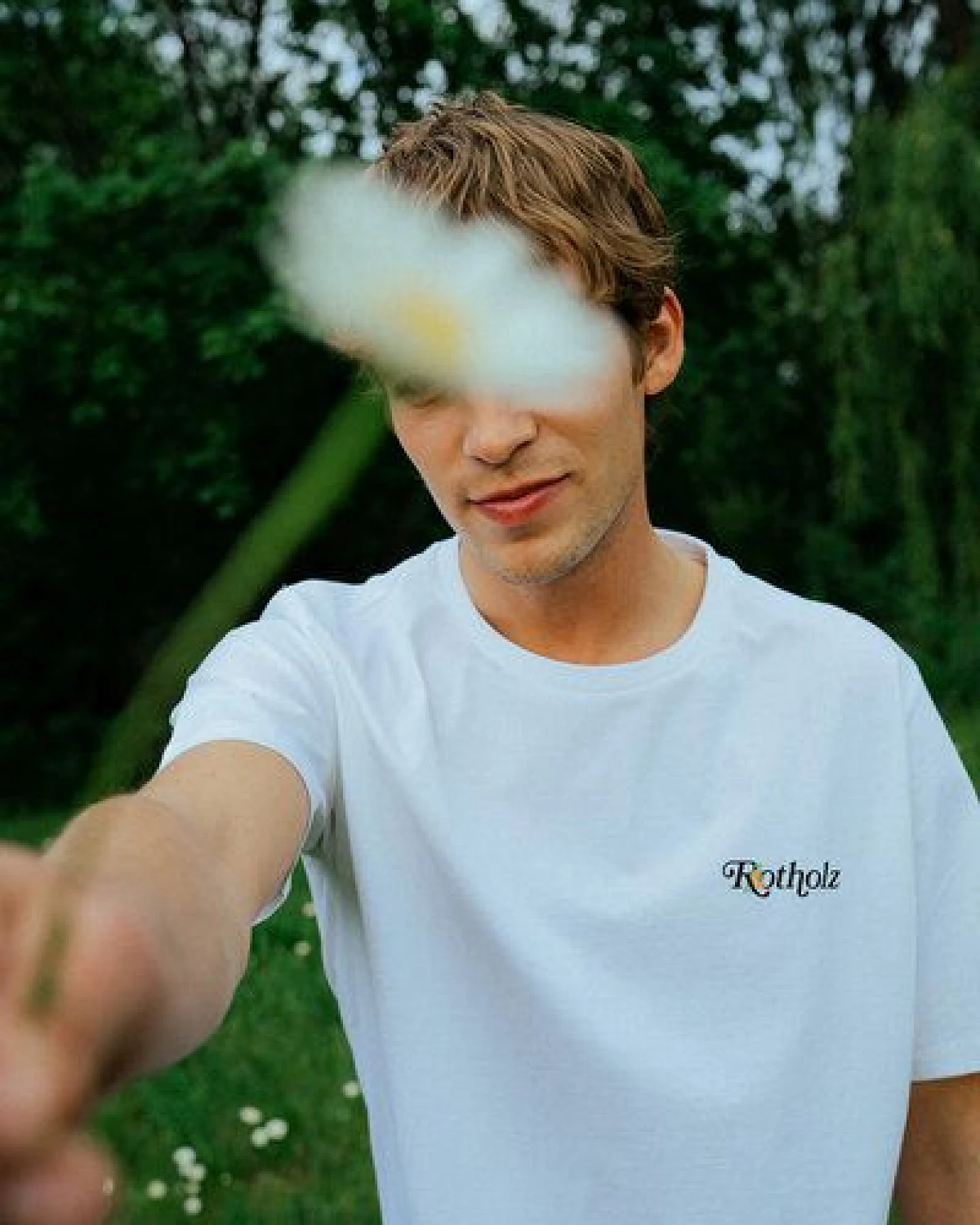 T-Shirt mit Rotholz Logo Print aus Bio-Baumwolle – Ansicht 4