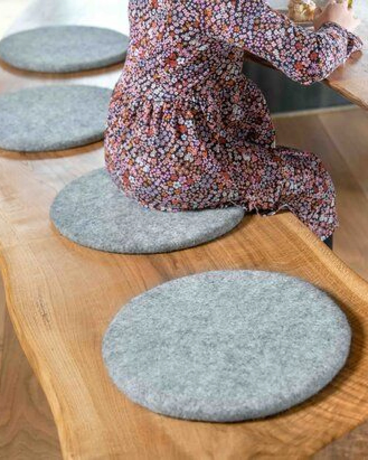 naturling Filz Stuhlkissen rund 35cm aus 100% Schurwolle – Ansicht 2