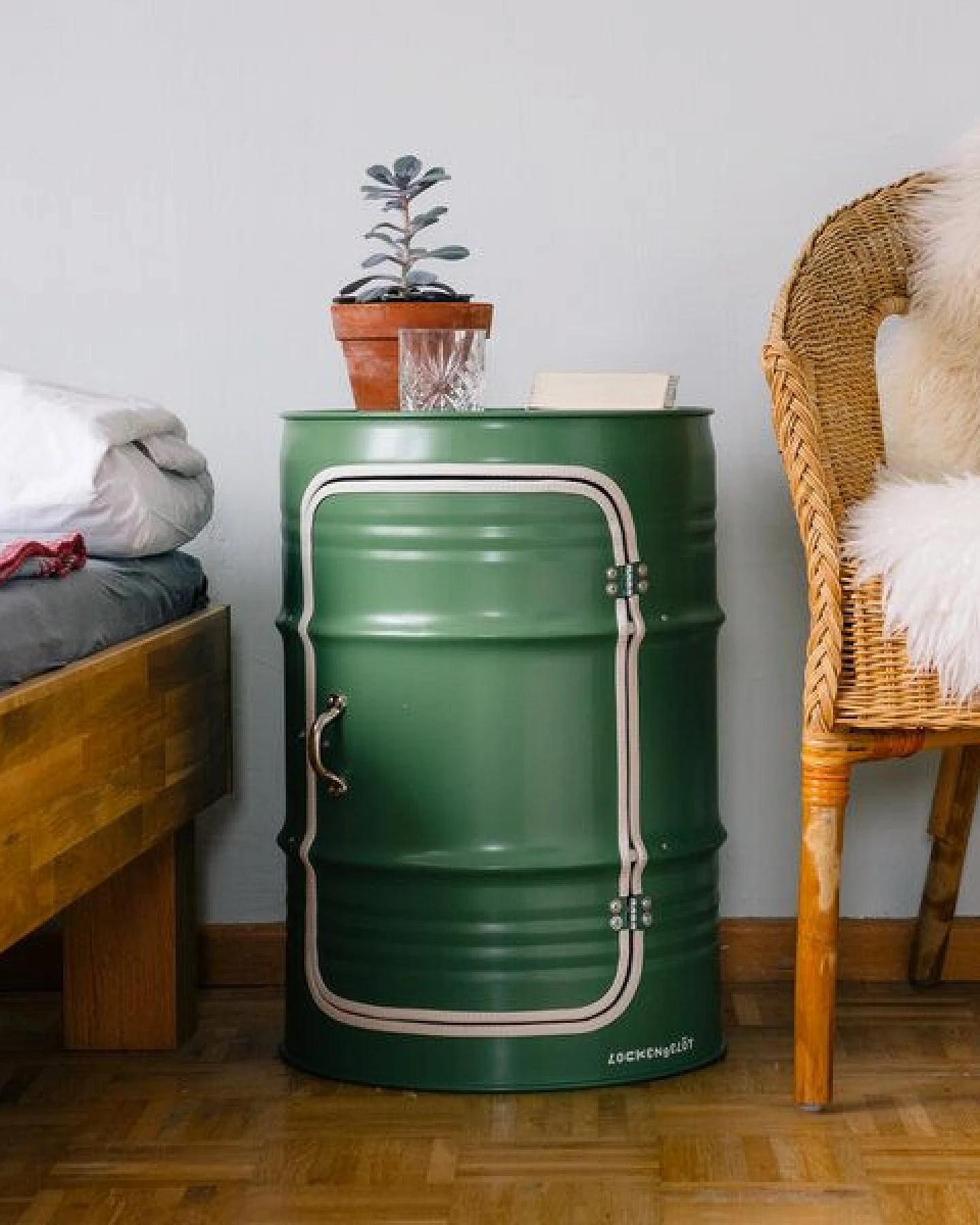 Lockengelöt Minibar mit Tür aus einem kleinen Ölfass Hamburger Ölfass, made in Hamburg. – Ansicht 4
