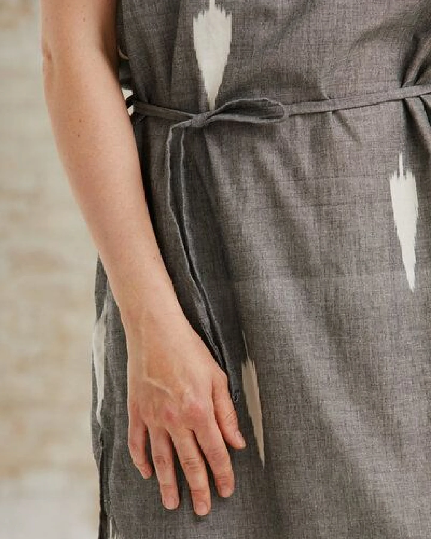 Jyoti - Fair Works Bio-Baumwoll Kleid Renu Ikat – Ansicht 3