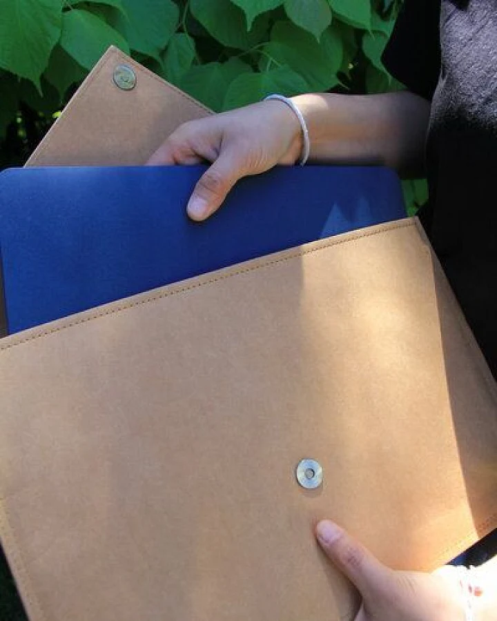 BY COPALA Nachhaltige Laptoptasche 13–14 Zoll aus waschbarem Kraftpapier – MacBook Hülle, handgemacht mit Magnetverschluss, Vegan Leder