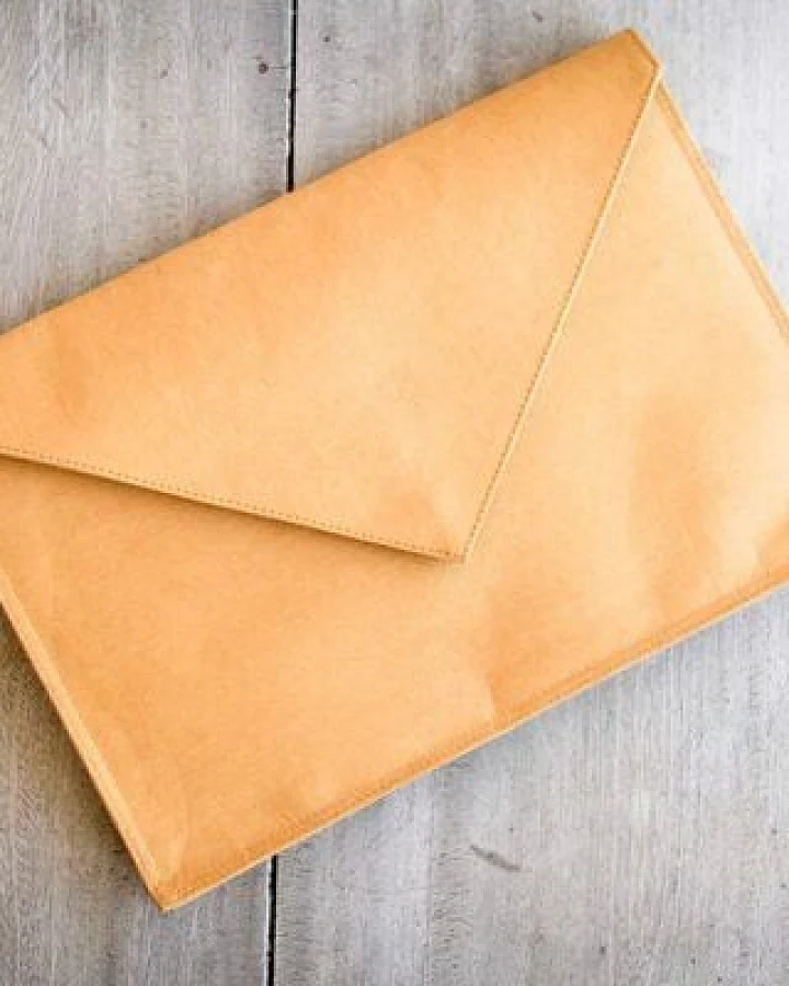 BY COPALA Nachhaltige Laptoptasche 13–14 Zoll aus waschbarem Kraftpapier – MacBook Hülle, handgemacht mit Magnetverschluss, Vegan Leder