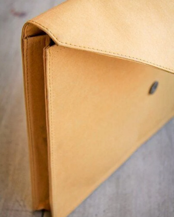BY COPALA Nachhaltige Laptoptasche 13–14 Zoll aus waschbarem Kraftpapier – MacBook Hülle, handgemacht mit Magnetverschluss, Vegan Leder